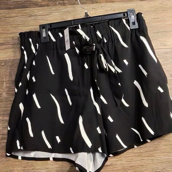 LOFT Black and White Women's Shorts - Picture 6 of 7